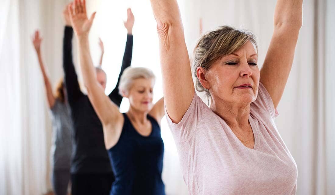 Femmes et hommes en groupe de sophrologie