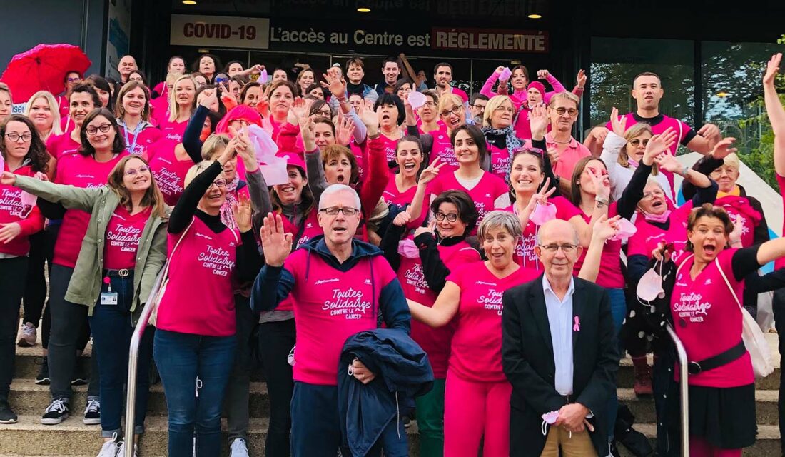 Photo de groupe à l'entrée du Centre