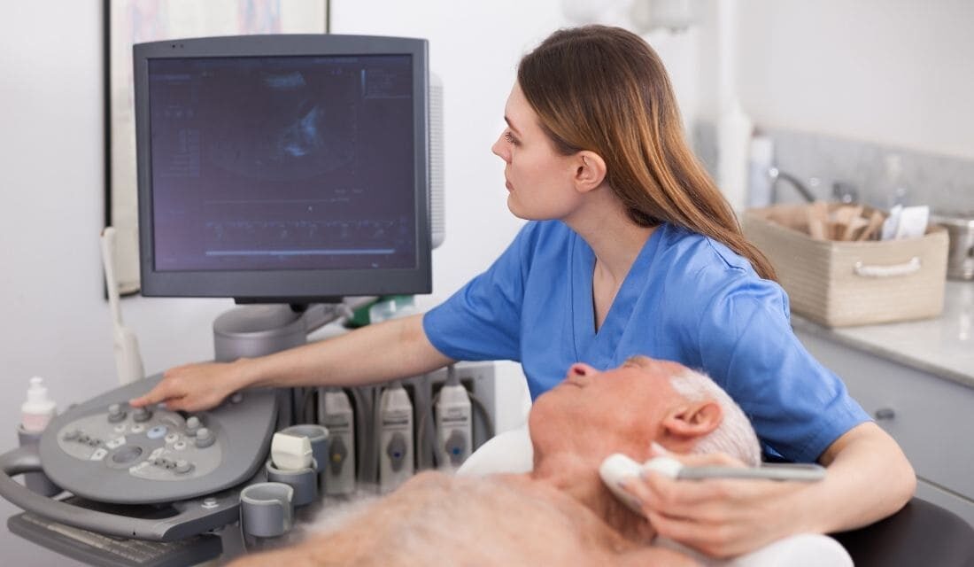 Médecin qui réalise une échographie de la gorge