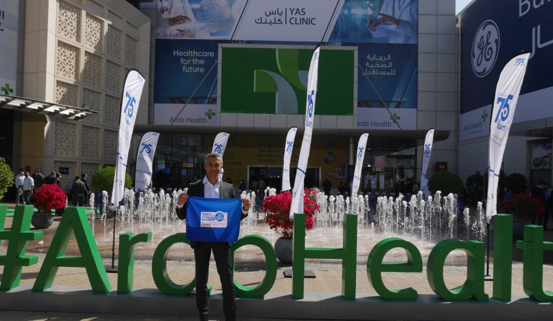 Lambert Montevecchi à l'entrée de l'Expo universelle de Dubaï Arabe Health