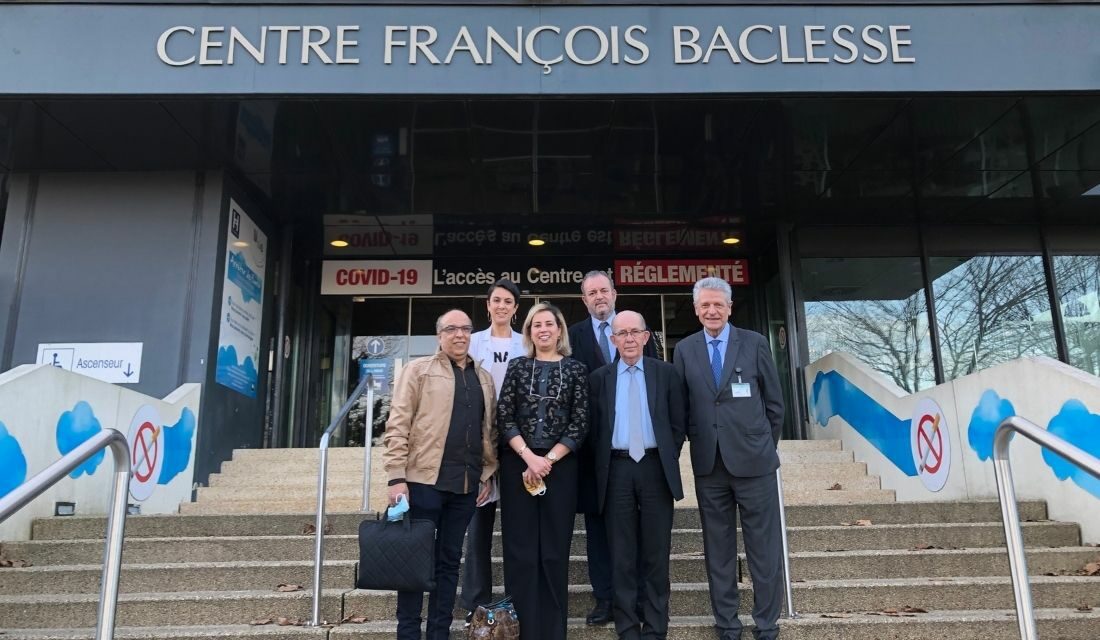 Najoua El Berrak, Consule générale du Maroc et sa délégation en visite à Baclesse, devant l'entrée du Centre