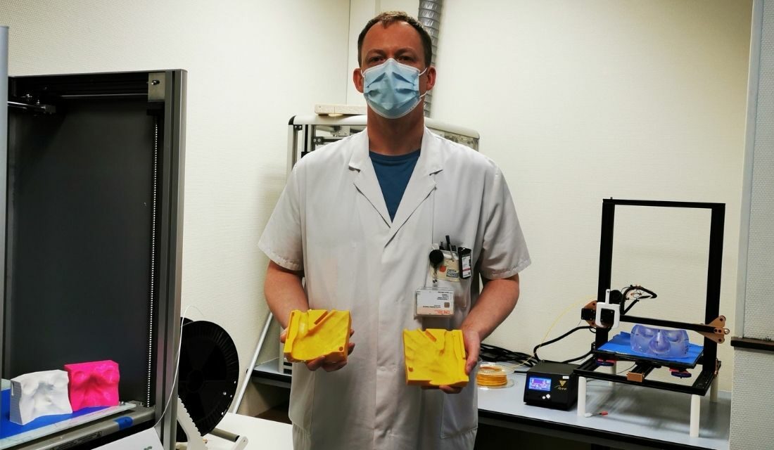 Cédric Loiseau, physicien médical, montre des applicateurs réalisés avec l'imprimante 3D et l'aide de l'intelligence artificielle