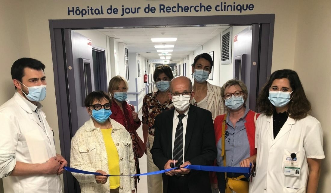 Inauguration de l'Hôpital de jour de recherche clinique : le Pr Mahé coupe le ruban