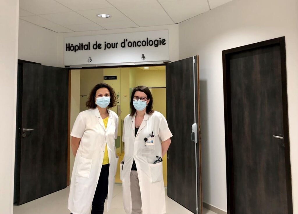 Céline Ory et Audrey Faveyrial devant l'entrée de l'Hôpital de Jour d'Oncologie de Baclesse