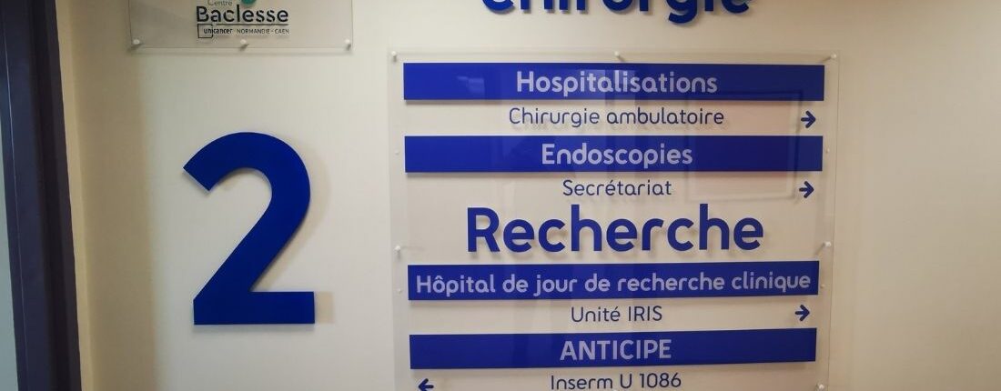 Entrée du l'étage d'hospitalisation du 2e étage, avec l'indication de l'Unité IRIS de recherche clinique