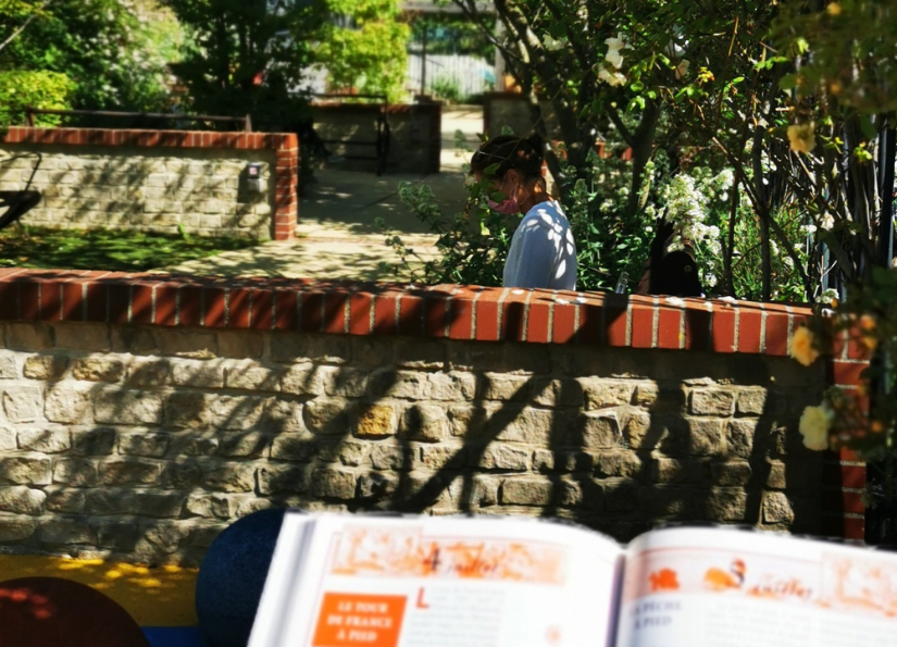lecture au jardin thérapeutique des patients du centre Baclesse
