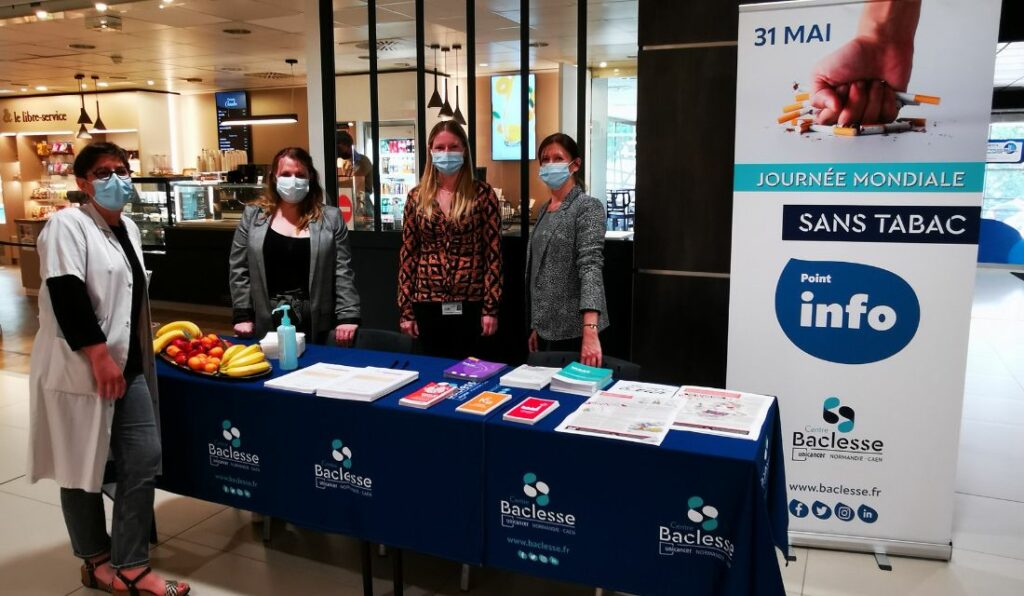 Les accompagnatrices en santé de l'ERI, l'infimière et le médecin tabacologue de Baclesse devant le stand de la journée mondiale sans tabac 2022