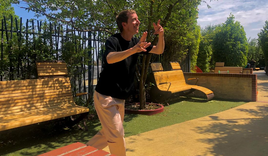 Danseur dans le jardin thérapeutique pour "Altered dance"