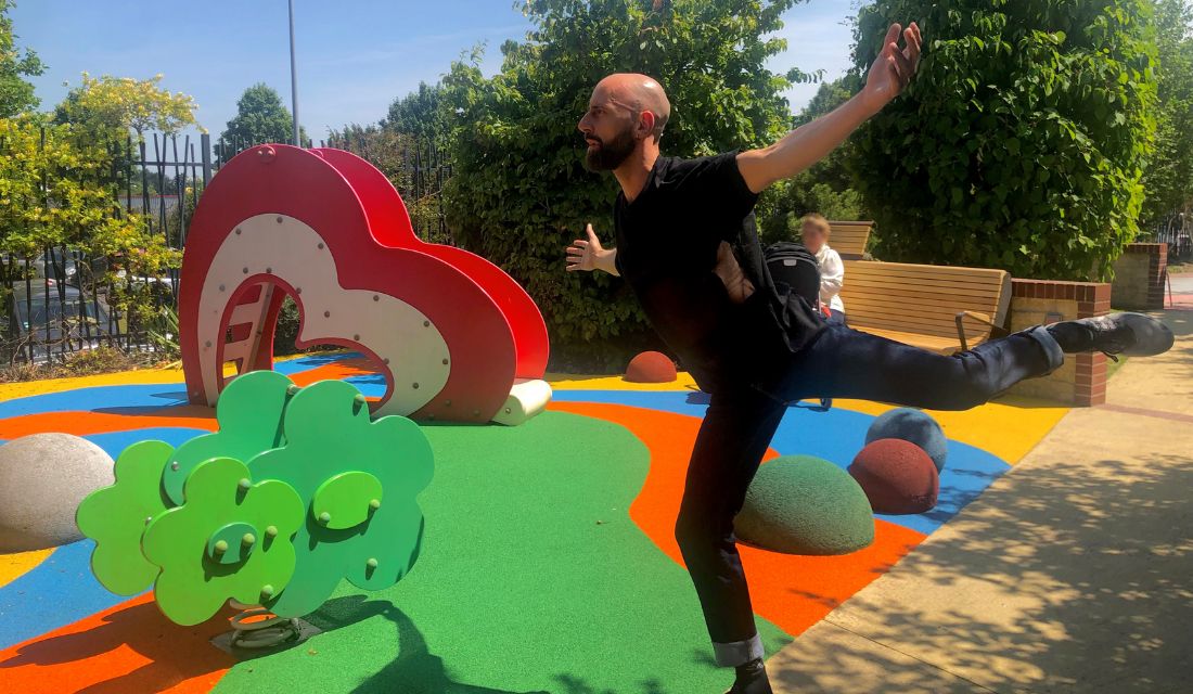 Danseur dans le jardin thérapeutique pour "Altered dance"