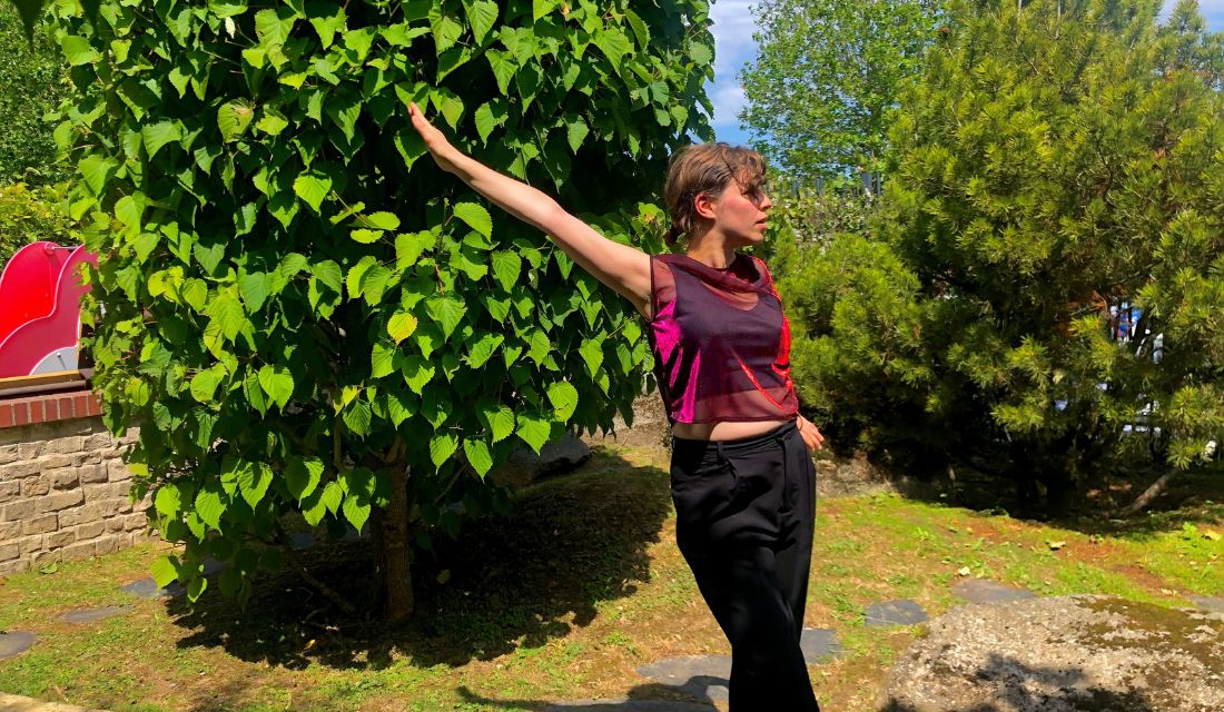 Danseuse dans le jardin thérapeutique pour "Altered dance"