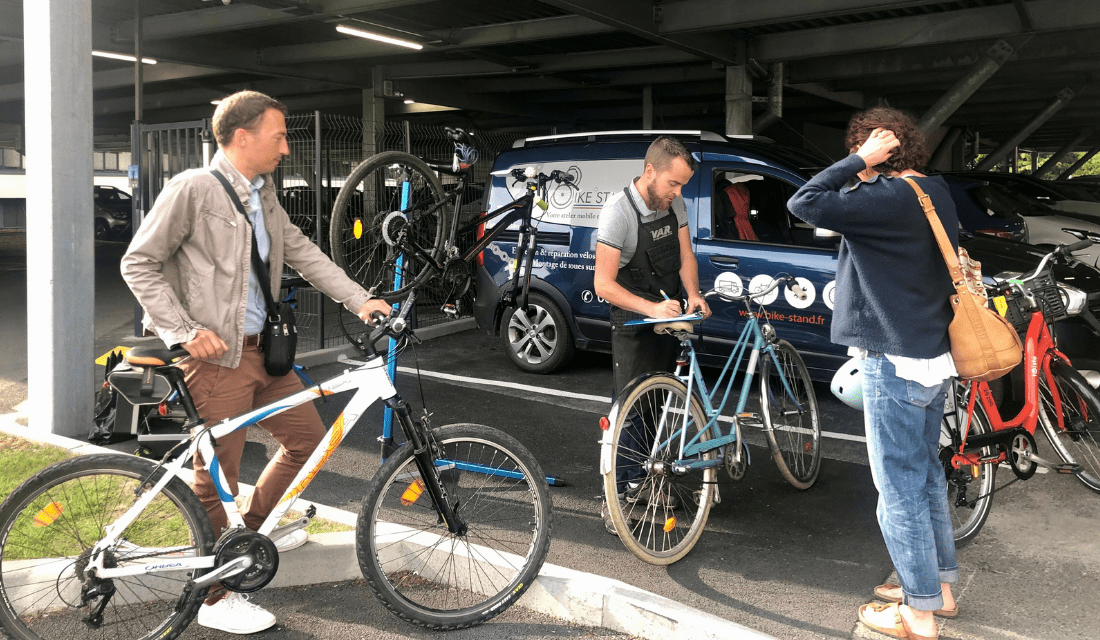 Le réparateur de vélo réceptionne les vélos des salariés de Baclesse, sur leur parking le 3 juin 2022