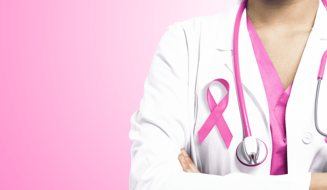 Médecin avec ruban rose pour Octobre rose