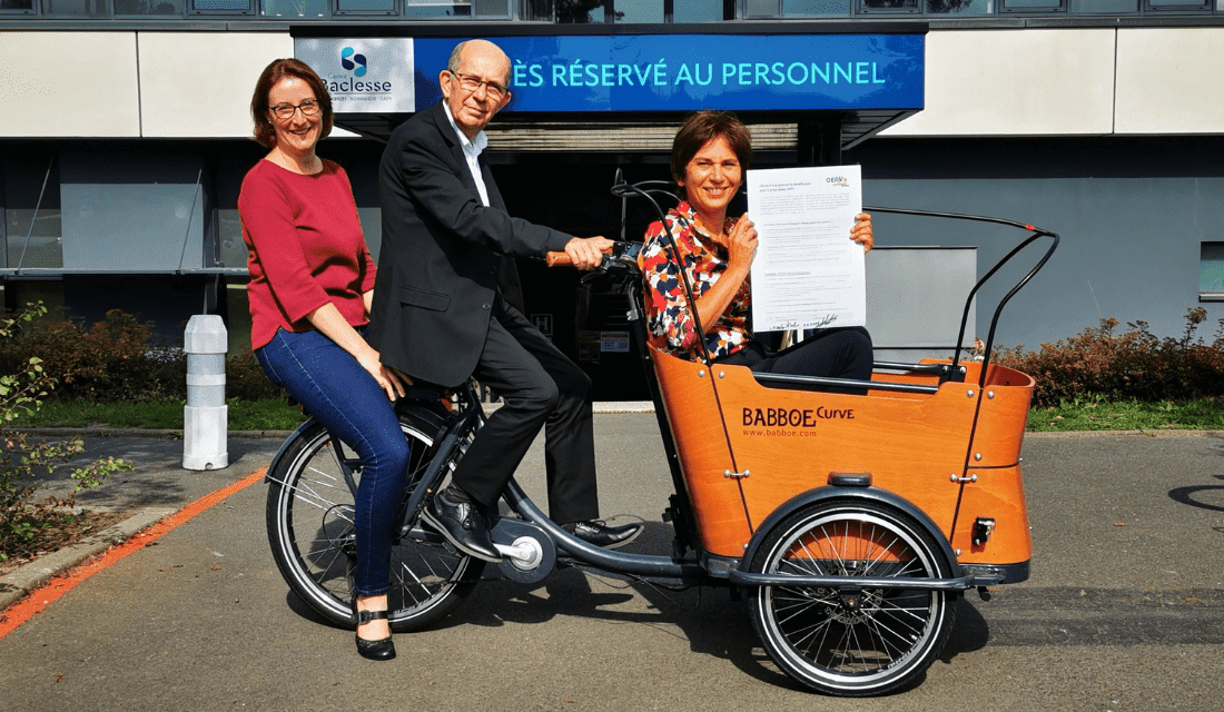 La référente plan mobilité, le directeur général et la directrice générale adjointe du Centre Baclesse, à vélo