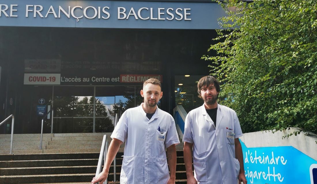 Alexis Chardon et Nicolas Larcher à l'entrée du Centre Baclesse