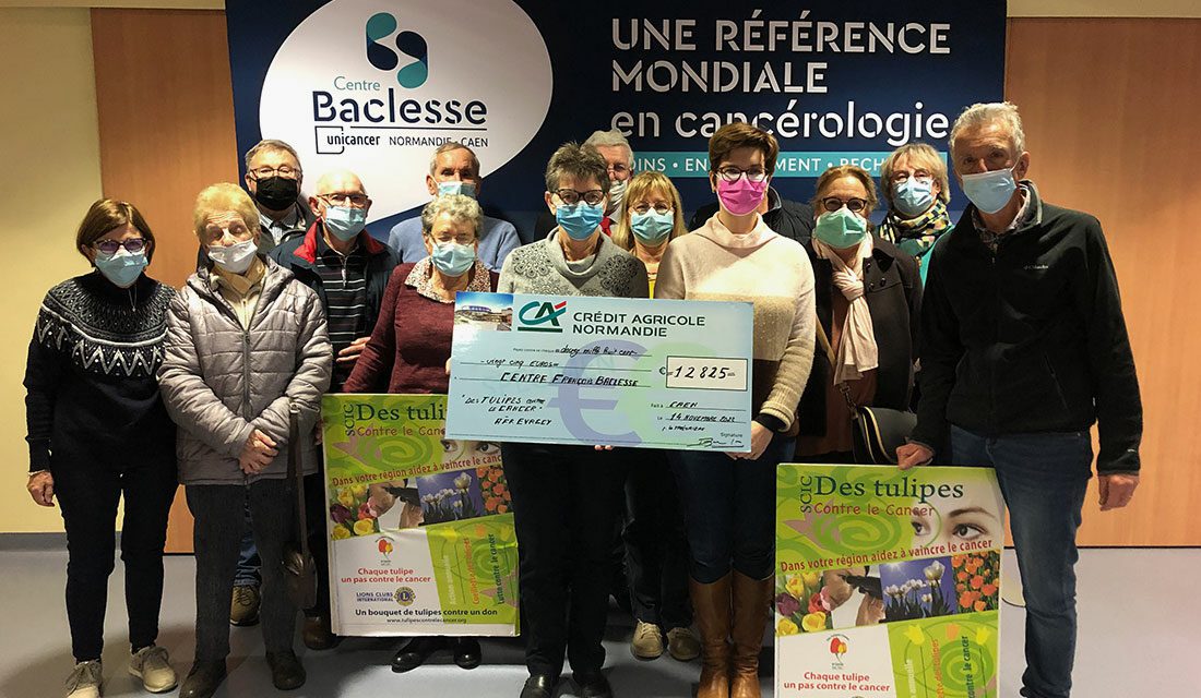 Photo de la remise de chèque des Tulipes contre le cancer d'Evrecy à Baclesse