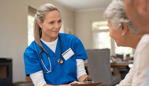 Médecin interrogeant une femme âgée