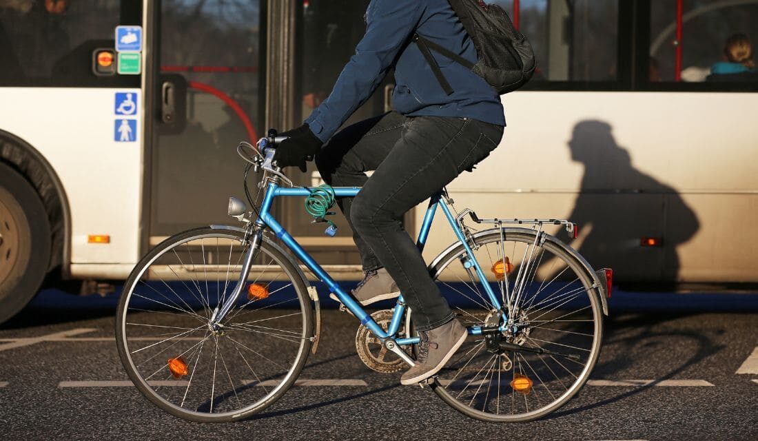 Personne qui fait du vélo en hiver