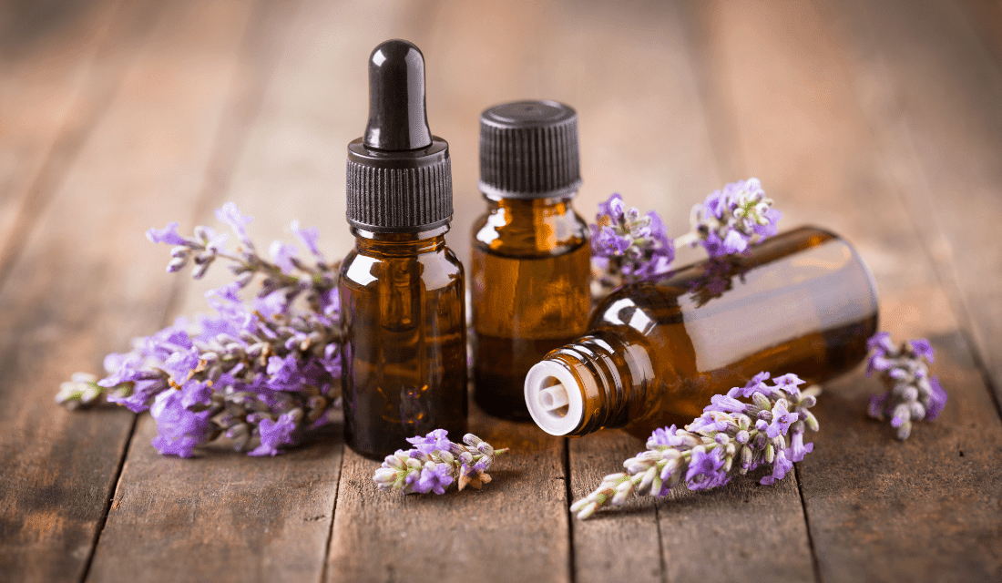 Flacons d'huiles essentielles pour l'aromathérapie