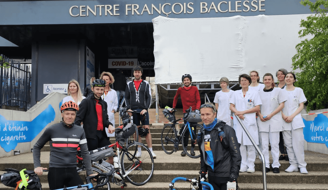 Portrait des cyclistes à Baclesse, au départ de leur périple