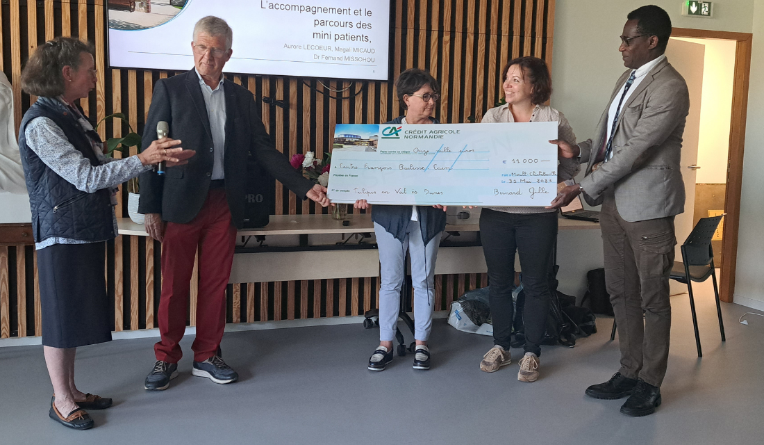 Remise de chèque des Tulipes en Val ès Dunes aux représentants de la radiothérapie de Baclesse