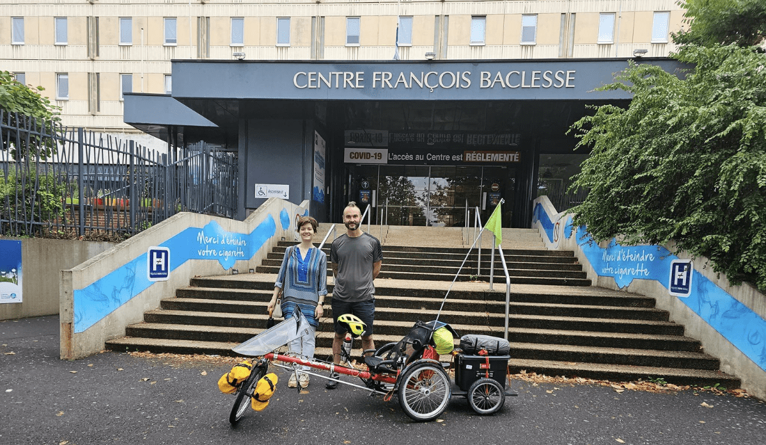 Pierre Victor devant le Centre François Baclesse de Caen, pour le départ de son défit sportif à vélo