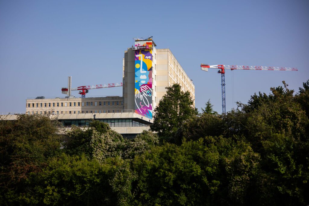 Fresque sur la bâtiment du Centre François Baclesse de Caen