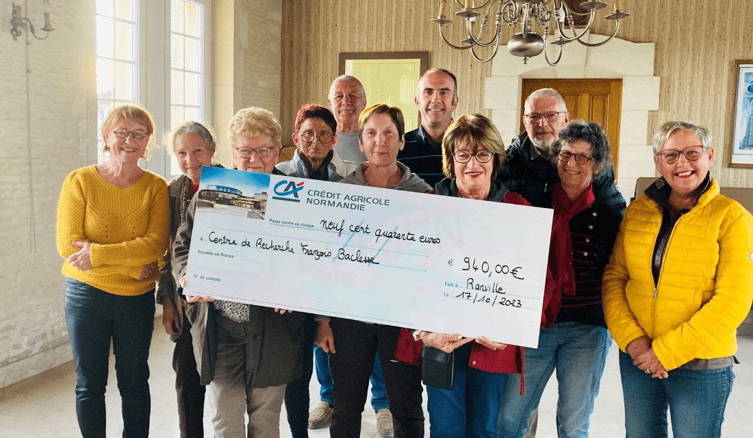 La Mairie de Ranville remet un chèque de 940 euros au Centre Baclesse de Caen.