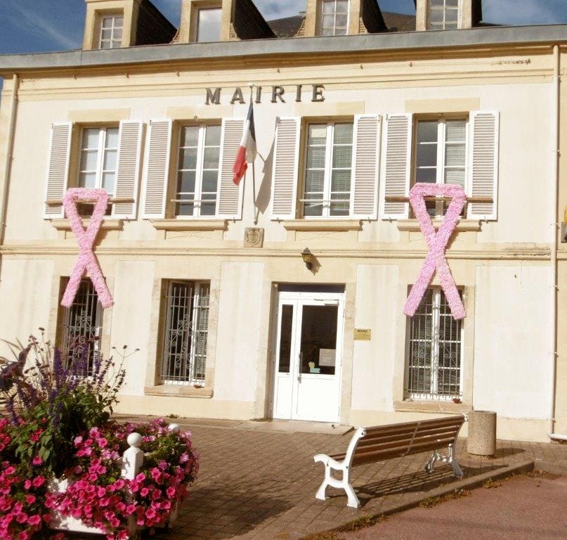 Mairie de Bernière-Sur-Mer avec des noeuds rose pour Octobre rose