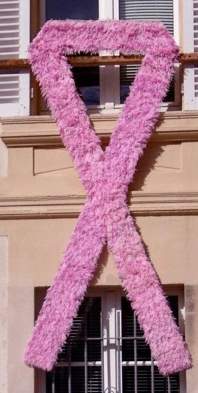 Mairie de Bernière-Sur-Mer avec des noeuds rose pour Octobre rose