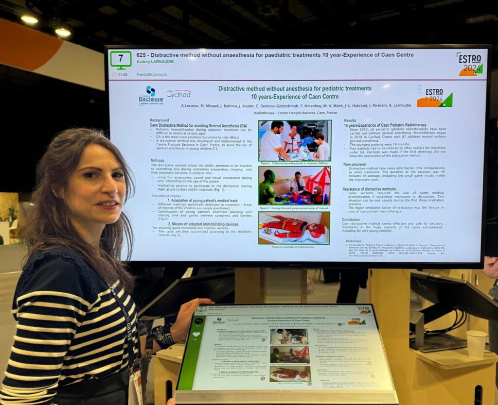 Dr Audrey LARNAUDIE au congrès devant le poster sur la méthode distractive en radiothérapie pédiatrique
