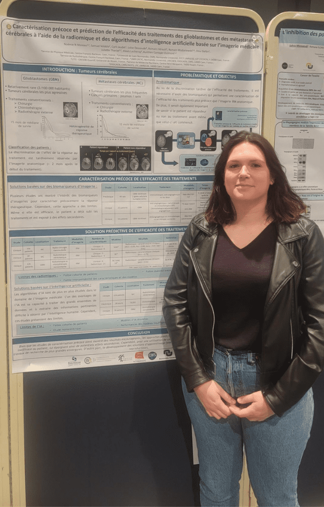 Noémie MOREAU, doctorante au Centre Baclesse, devant son poster