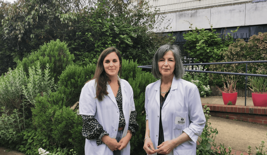 Dr Zoé Nevière et Dr Djelila Allouache devant le Centre Baclesse