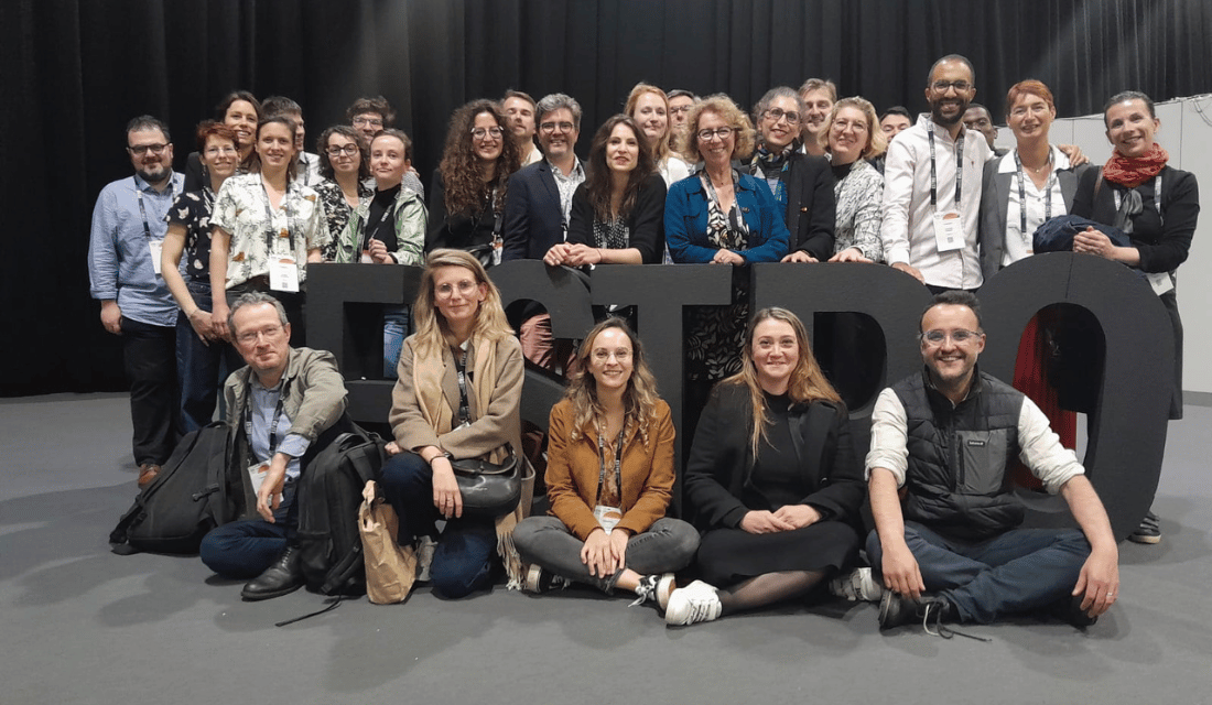 Photo de groupe à l'ESTRO 2024 avec le DR Audrey LARNAUDIE au centre