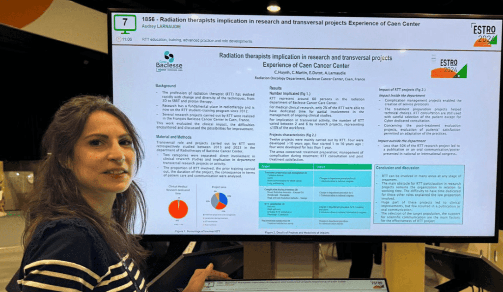 Dr Audrey LARNAUDIE au congrès devant le poster sur l'implication des manipulateurs d'électroradiologie dans la recherche et les projets transversaux