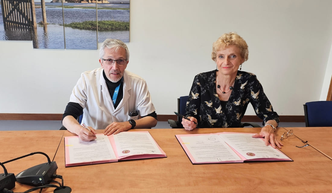 Pr Roman ROUZIER, DG du Centre Baclesse de Caen, signe un convention de partenariat avec l'association Suzi Handicap Animal