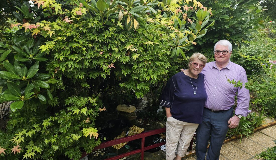 Marie-Christine et Michel POIRIER dans leur jardin Bleuenn à La Ferté-Macé