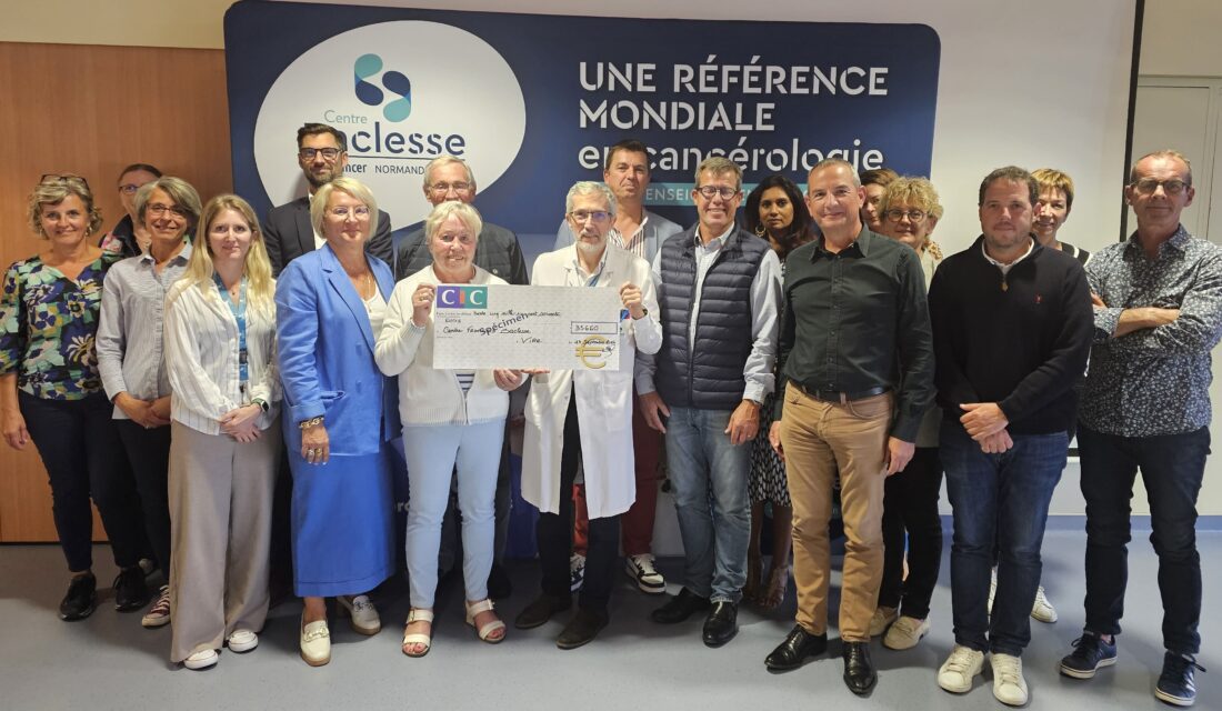 les membres du Rotary Club de Vire remettent un chèque de 35000€ à Baclesse