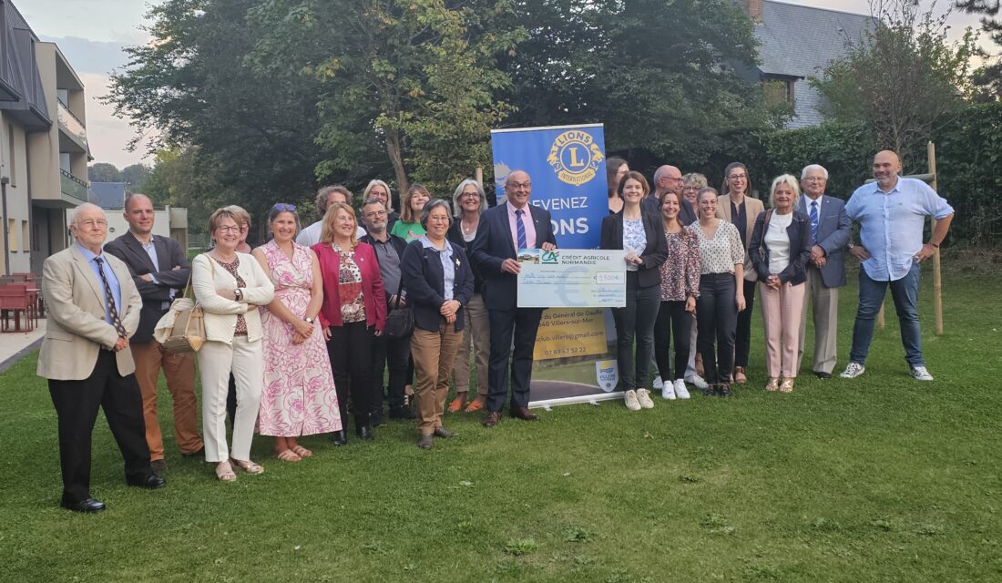 les membres du lions club de Villers-sur-mer remettent un chèque de 1500€ au Centre Baclesse pour les équipes de recherche