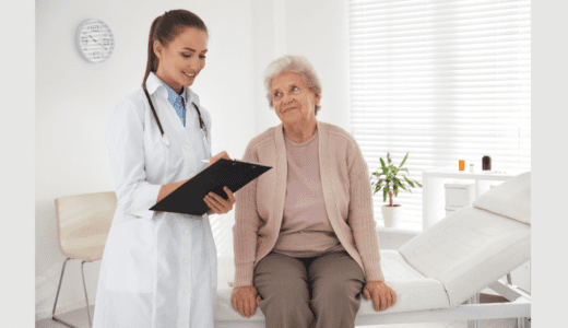 Médecin interrogeant une femme âgée