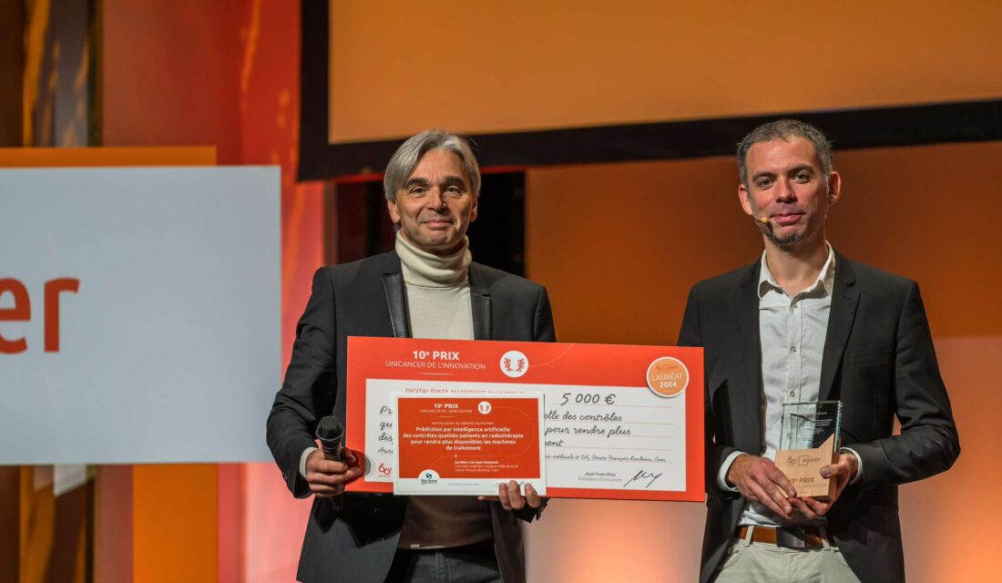 Le Pr Pierre VERA remet le prix de l'innovation Unicancer à Aurélien CORROYER-DULMONT lors de la convention UNICANCER le 13/11/2024