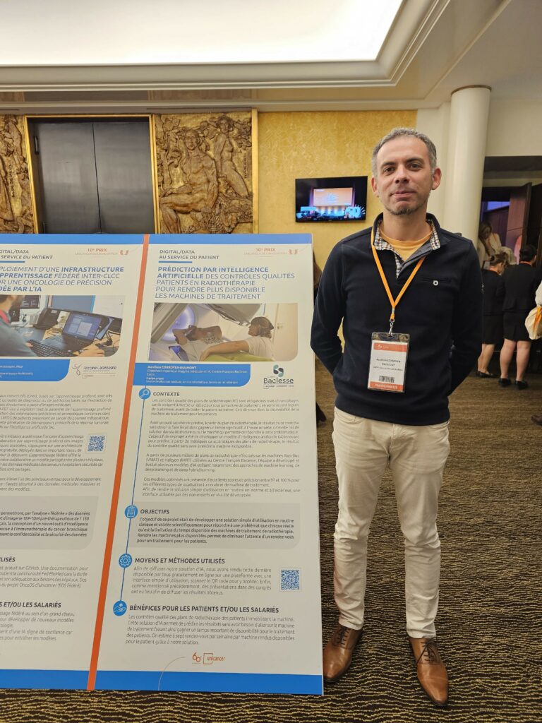 Aurélien CORROYER-DULMONT devant son poster à la convention Unicancer le 14 novembre 2024