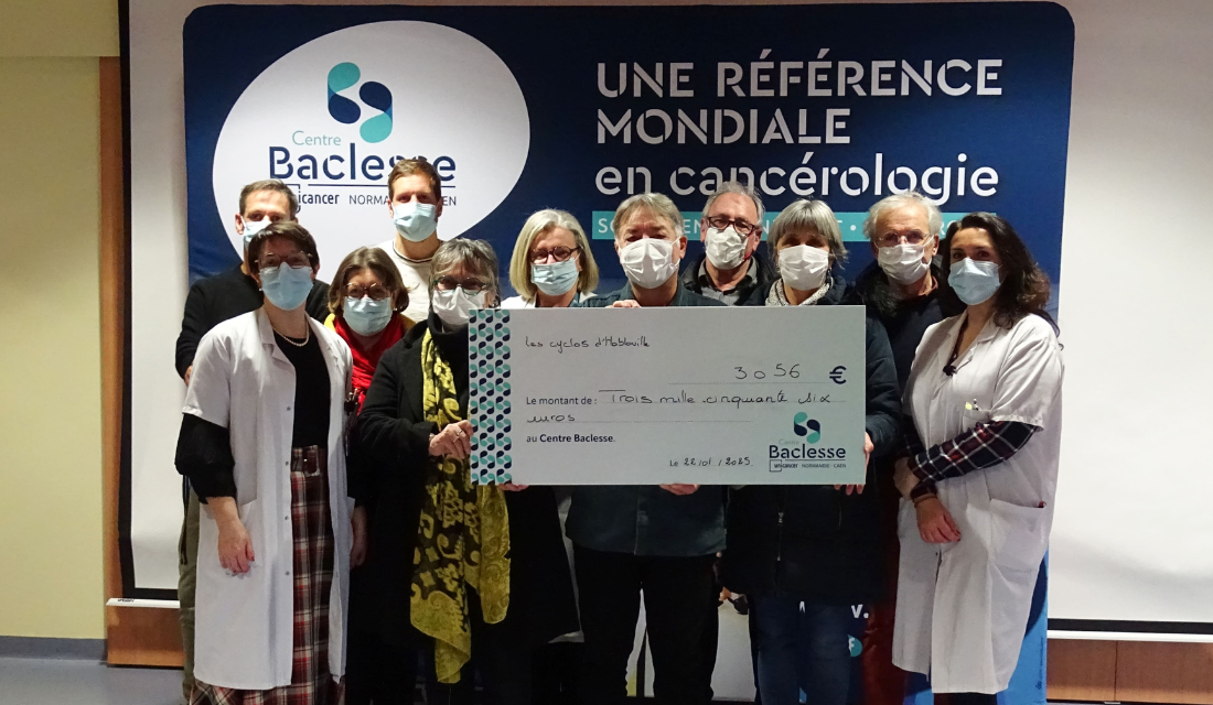Les cyclos d'Habloville remettent un chèque de 3 056 € au service de radiothérapie.