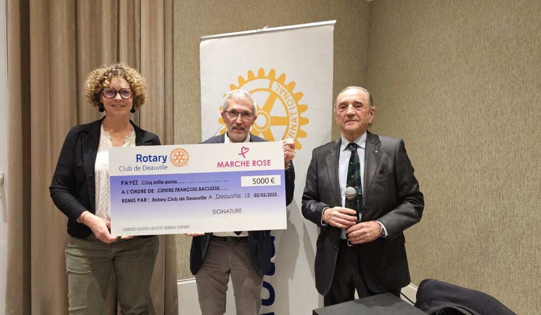 La Présidente du Rotary Club de Deauville, Gaëlle GERMAIN (à gauche) ainsi que le responsable du Week-end Rose, Alain VIMIER (à droite), remettent un chèque de 5000€ au Pr Roman ROUZIER (au centre)
