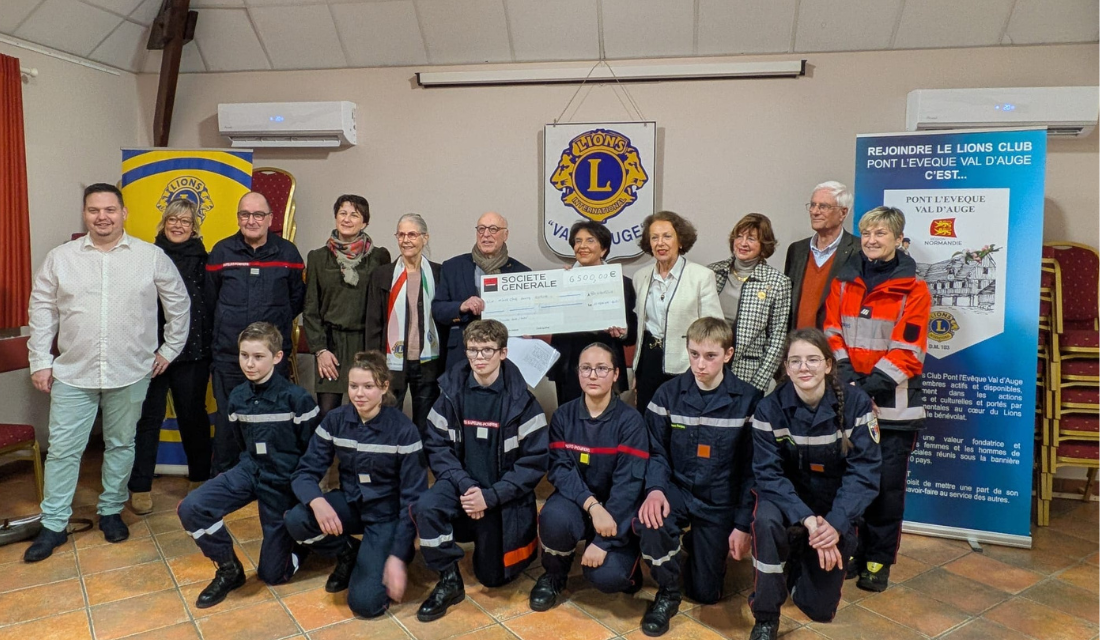Le Lions Club de Pont L'Evêque donne 1500 € au Centre Baclesse de Caen.