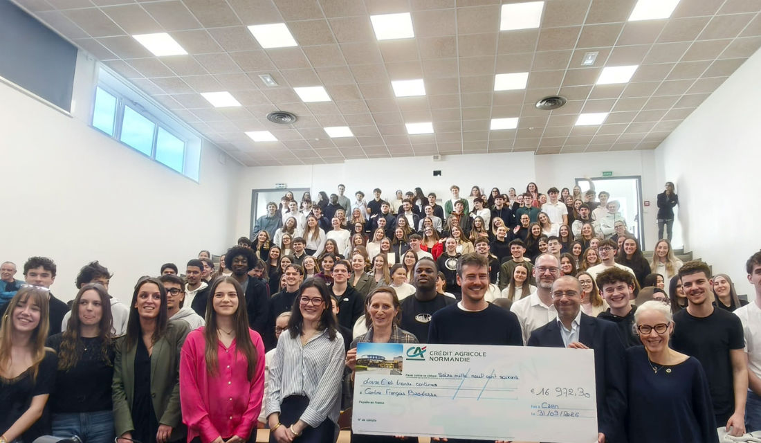 Les étudiants de l'IUT de Caen Normandie 17000 € pour l'étude clinique triplex menée au Centre Baclesse de Caen.