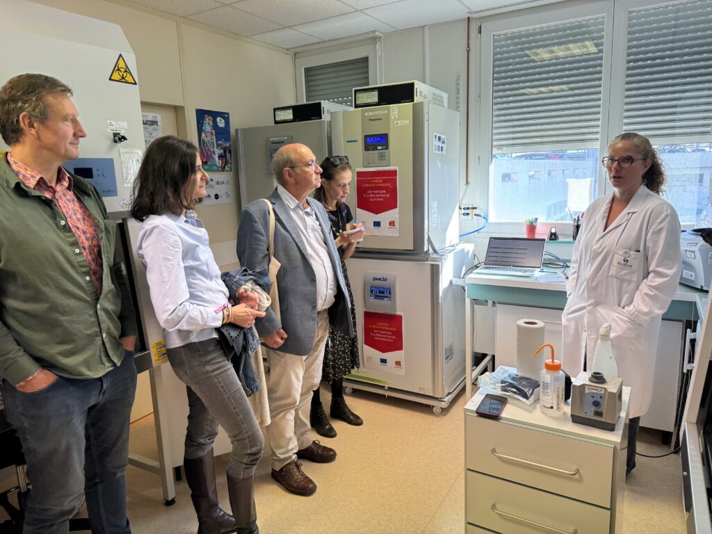 Un groupe visite les laboratoires de Baclesse